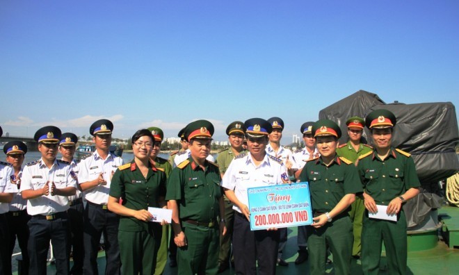 Hai thuyền trưởng tàu CSB nhận Huy hiệu 'Tuổi trẻ dũng cảm' - ảnh 2
